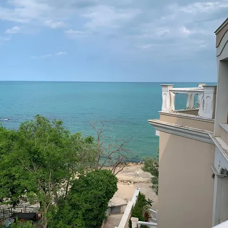 Apartment On The Near The Sea *